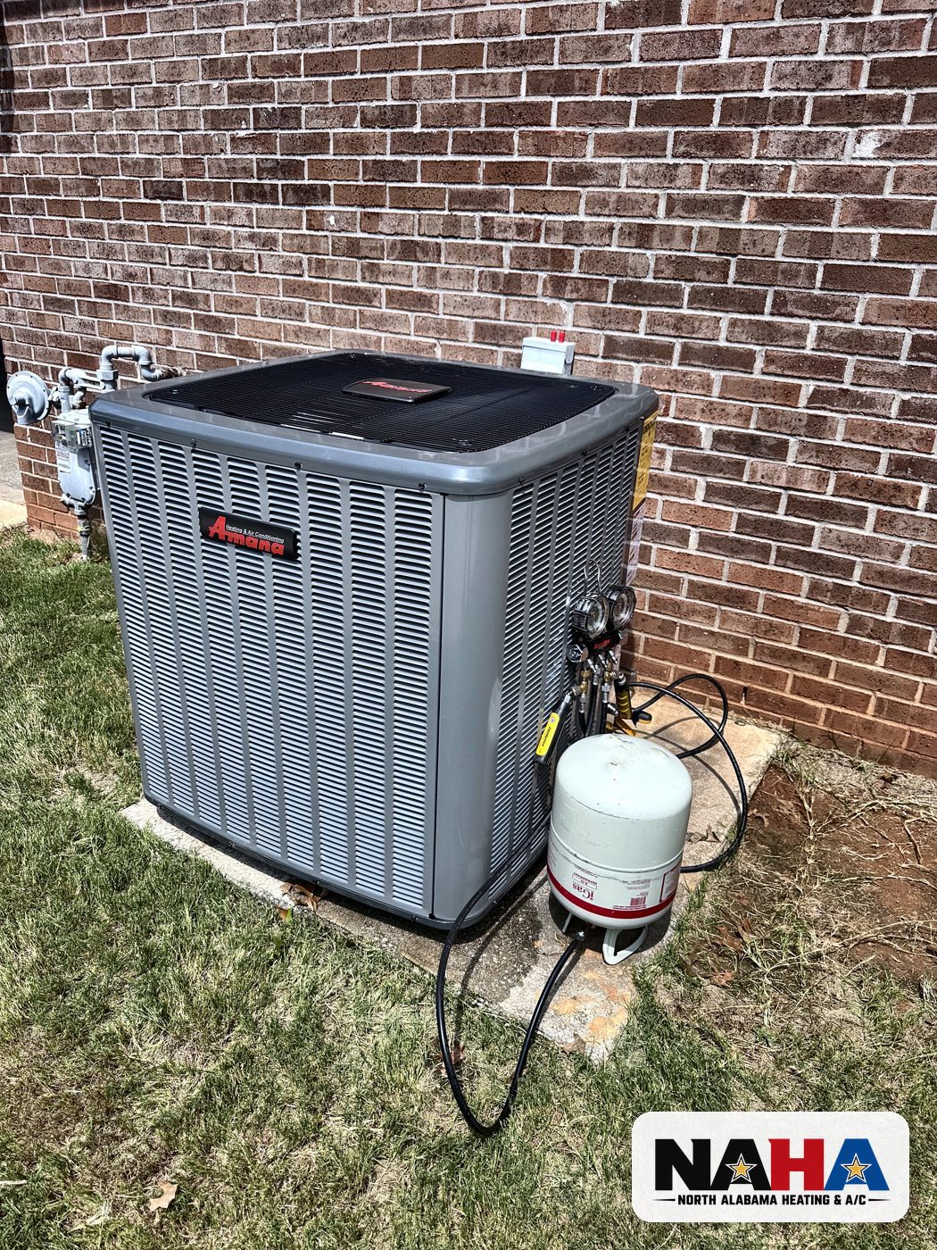 New outdoor unit with a refrigerant cylinder connected during system startup